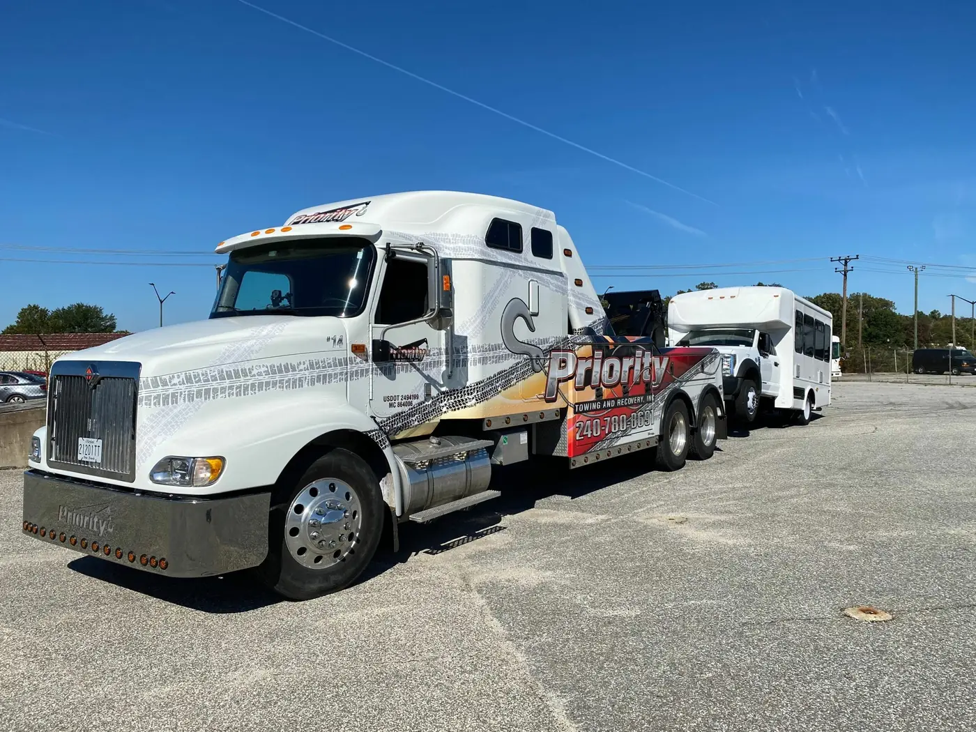 Roadside commercial recovery while a diesel tech works the unit